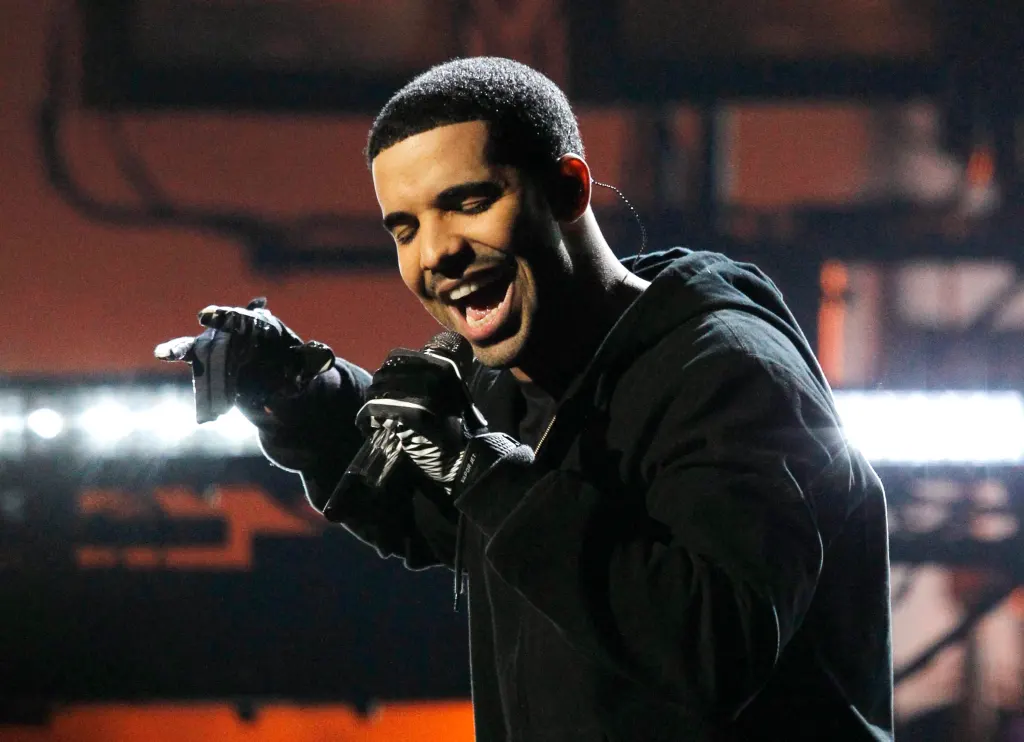 Drake performs at the 2011 American Music Awards in Los Angeles November 20, 2011. 