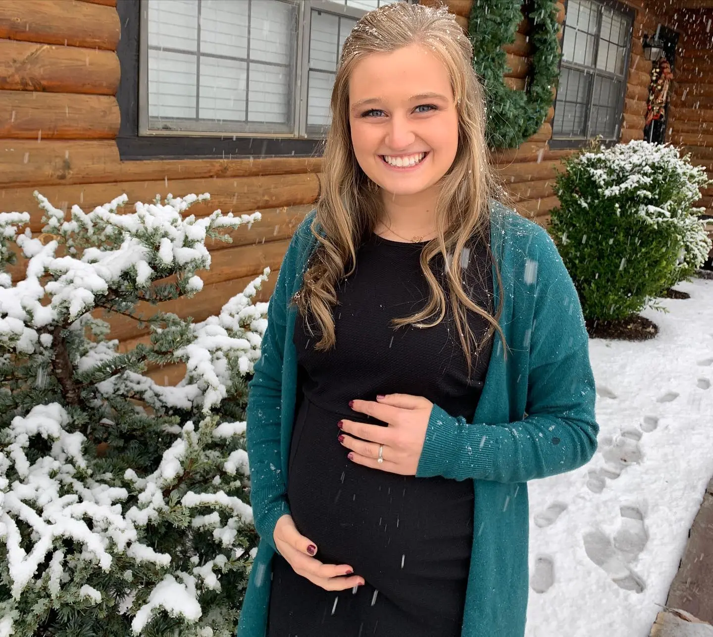 Kendra Duggar, 29 weeks pregnant, posing in the snow.