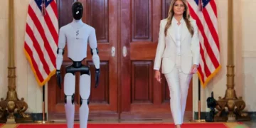 Melania Trump’s wardrobe gets withering critique from fashion icons