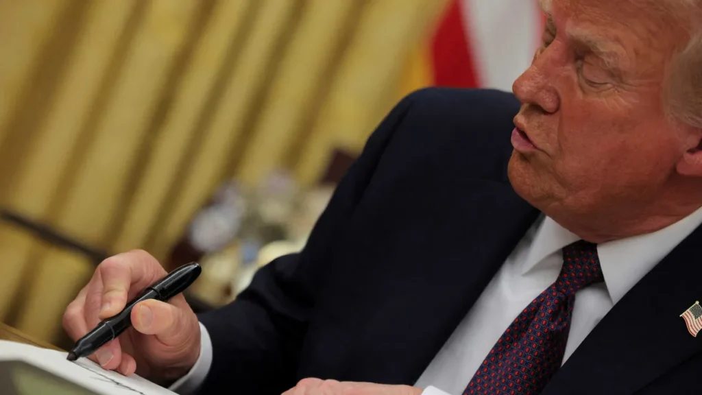 ‘Stark warning’: Trump’s ‘absolutely insane’ confession leaves analysts gobsmacked