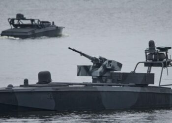 Ukrainian forces operating in Libya have attacked a Russian tanker, officials say