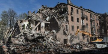 Russia and Ukraine exchange attacks, killing and wounding dozens, as Zelensky calls for more talks