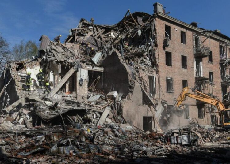 Russia and Ukraine exchange attacks, killing and wounding dozens, as Zelensky calls for more talks