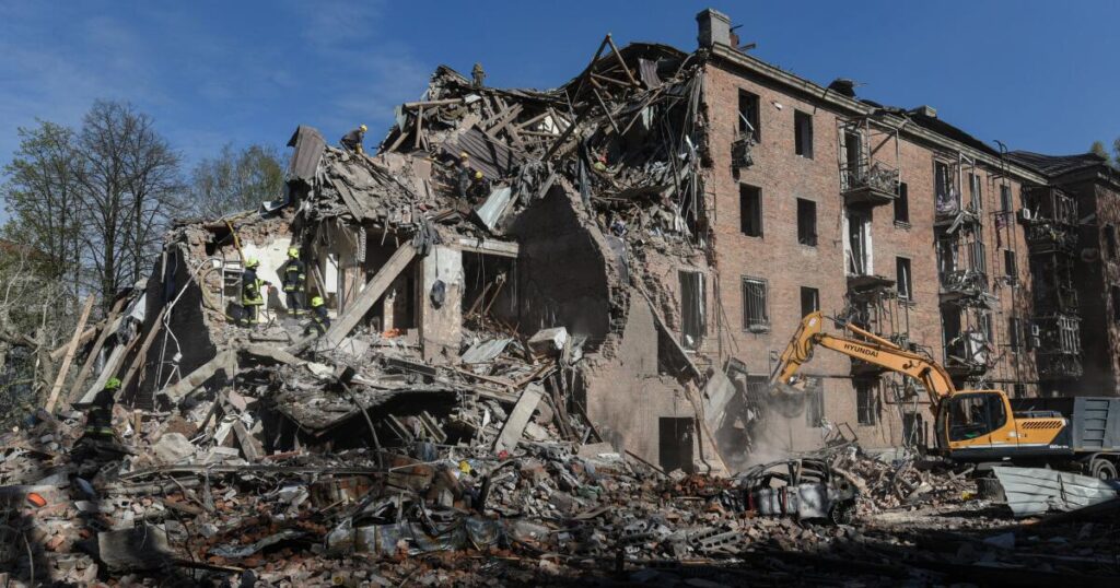 Russia and Ukraine exchange attacks, killing and wounding dozens, as Zelensky calls for more talks