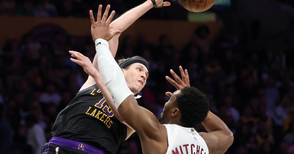 Lakers’ Austin Reaves out for rest of regular season with oblique strain
