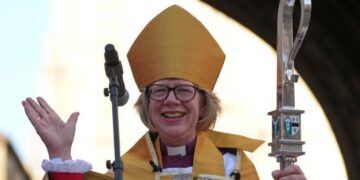 Pope prays with Archbishop of Canterbury Sarah Mullally in historic encounter, vows dialogue