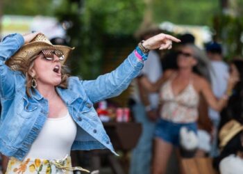 Strong winds cause havoc at Stagecoach, festival postponed, fans evacuated