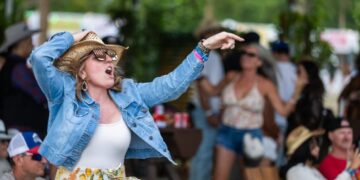 Strong winds cause havoc at Stagecoach, festival postponed, fans evacuated