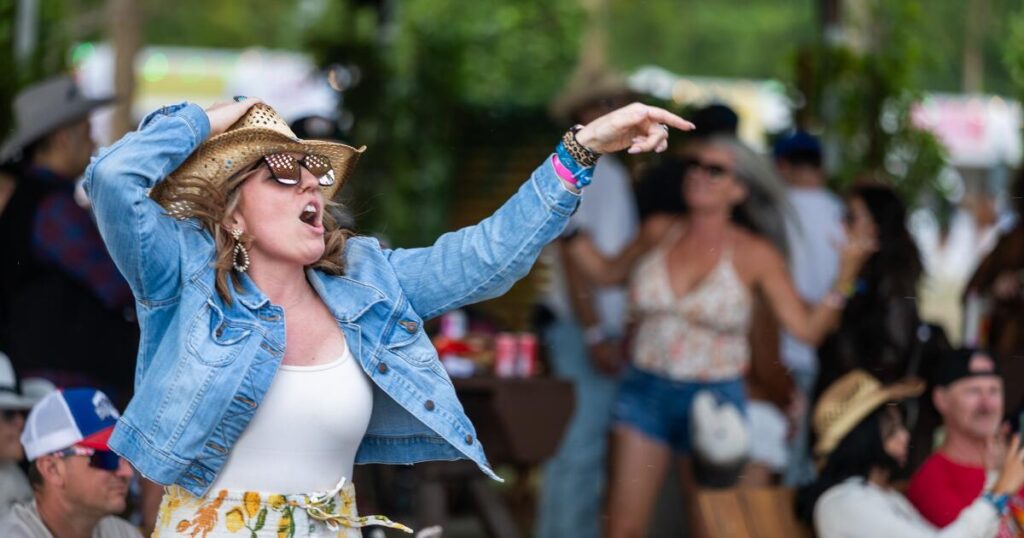 Strong winds cause havoc at Stagecoach, festival postponed, fans evacuated