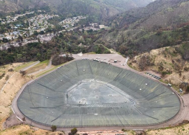 Palisades reservoir that was empty during fire is dry again. Residents aren’t happy about it