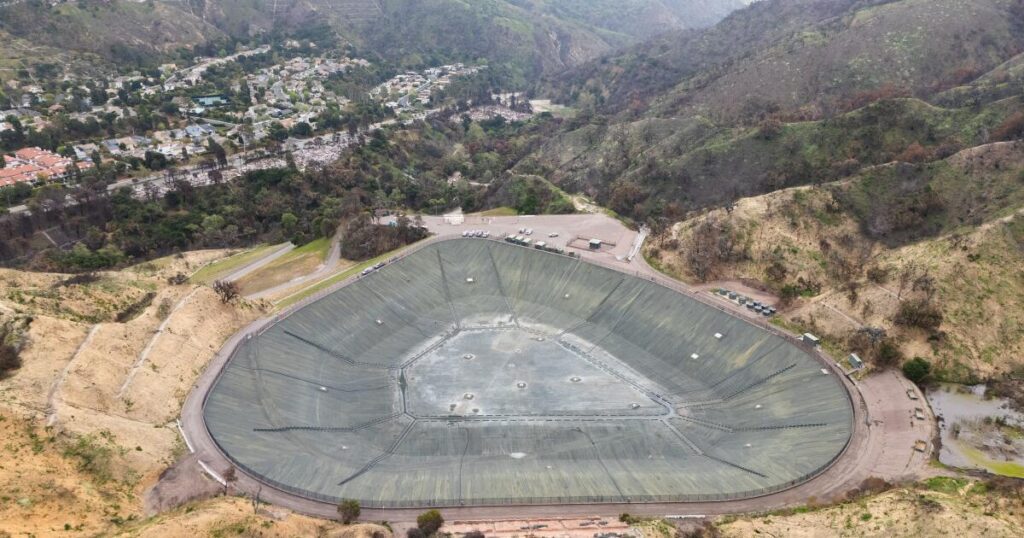 Palisades reservoir that was empty during fire is dry again. Residents aren’t happy about it