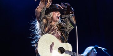 What Lainey Wilson did after the wind briefly shut down Stagecoach