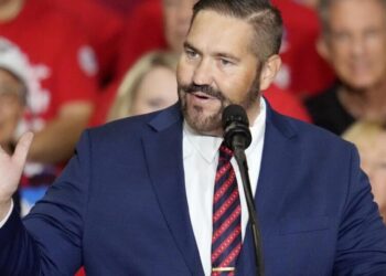 Judge sides with Arizona election official in ruling that has implications for midterm voting