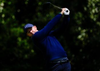 Defending champ Rory McIlroy excels in tough conditions to share Masters lead