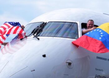 The first direct U.S.-Venezuela commercial flight in 7 years lands in Caracas