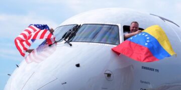 The first direct U.S.-Venezuela commercial flight in 7 years lands in Caracas
