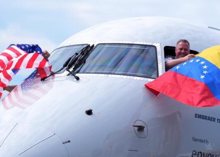 The first direct U.S.-Venezuela commercial flight in 7 years lands in Caracas
