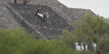 Gunman opens fire at Mexican pyramid, killing a tourist and wounding 6