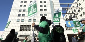 40,000 UC workers threaten statewide strike across hospitals, campuses, dining halls