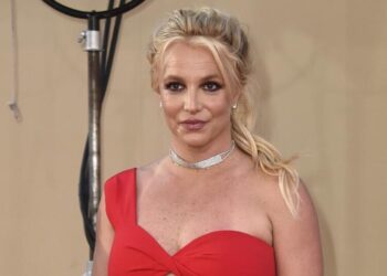 Britney Spears voluntarily checks into rehab following DUI arrest