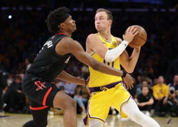 Luke Kennard provides a jolt of Luka magic, helping the Lakers beat the Rockets