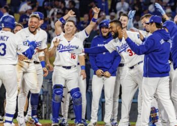 Max Muncy caps his three-homer night with walk-off blast in Dodgers’ win