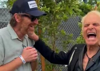 10 (more) minutes backstage with David Lee Roth at Stagecoach