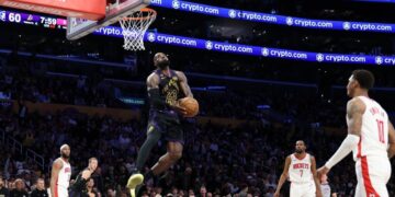 Lakers beat Rockets in Game 2 with a new Big Three