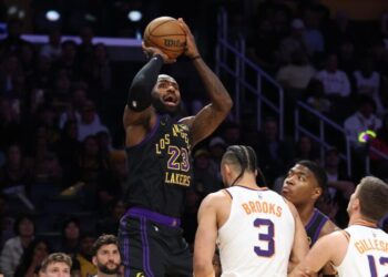 LeBron James and resilient Lakers defeat Suns, stay in hunt for No. 3 playoff seed