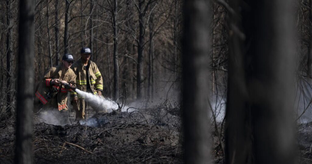 Georgia wildfires that destroyed more than 120 homes continue to threaten residents