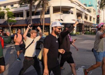 Walking 14.5 miles from Silver Lake to the beach in a day is possible — and a lot of fun