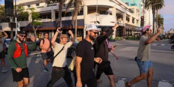 Walking 14.5 miles from Silver Lake to the beach in a day is possible — and a lot of fun