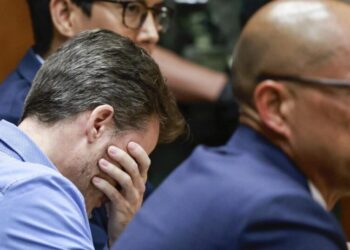 Hawaii doctor who prosecutors say tried to throw wife off cliff avoids murder conviction