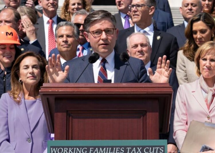 Senate extends surveillance powers until April 30 after longer renewal collapsed in House