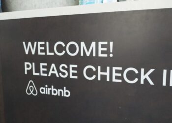 L.A. considers expanding Airbnb-style short-term vacation rentals