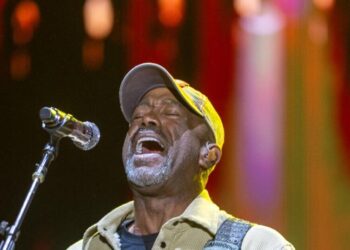 10 minutes backstage with Darius Rucker at Stagecoach