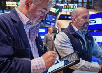 Sinking AI stocks and rising oil prices weigh on Wall Street