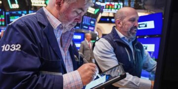 Sinking AI stocks and rising oil prices weigh on Wall Street