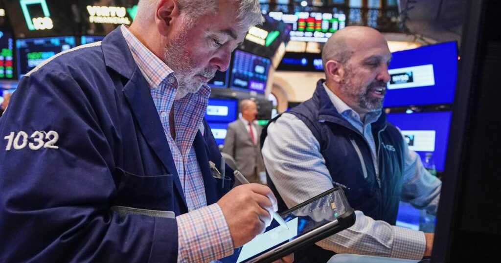 Sinking AI stocks and rising oil prices weigh on Wall Street