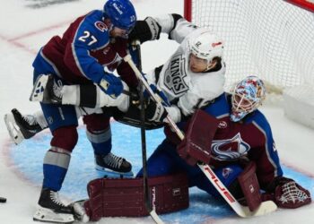 Kings let late Game 2 lead slip away and lose to Avalanche in overtime