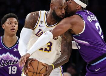 Lakers defeat Jazz, will open playoffs at home against Houston
