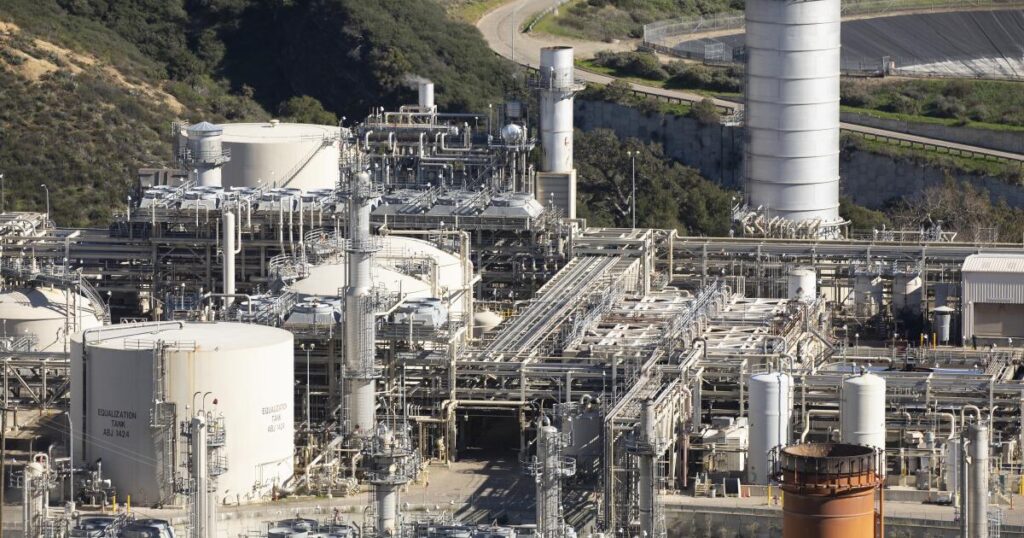 California judge rebukes Trump-backed plan that bypasses state authority in oil pipeline restart