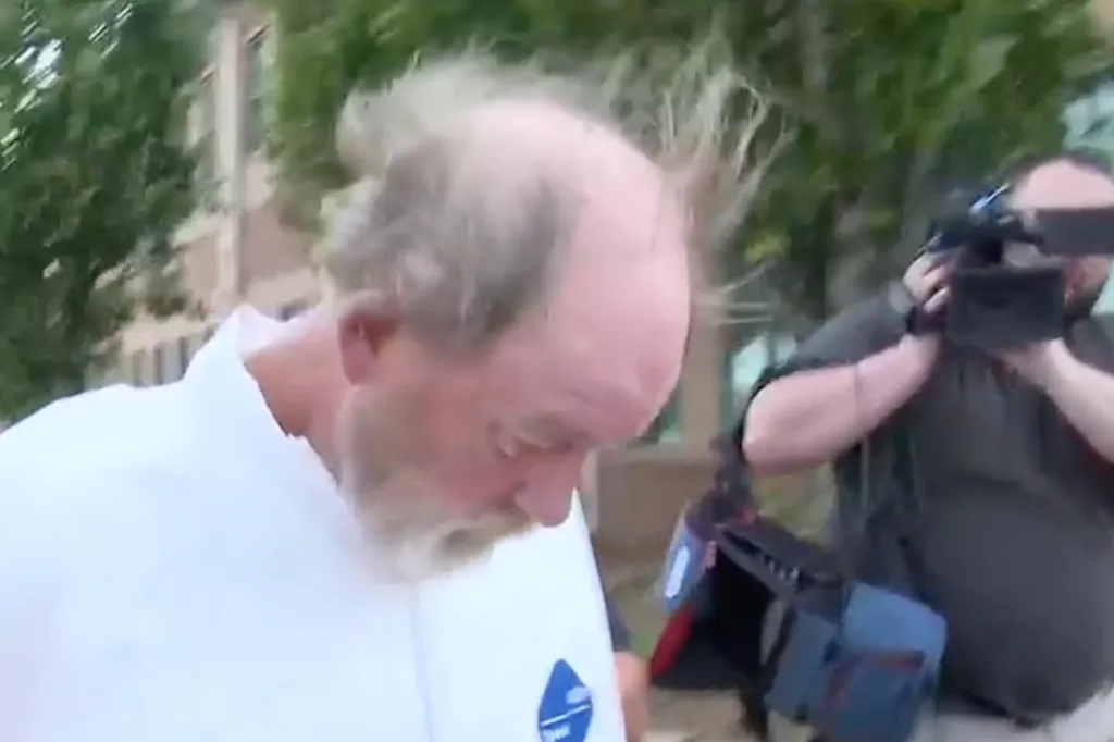 William Graham Oliver being escorted by a deputy to metro jail.