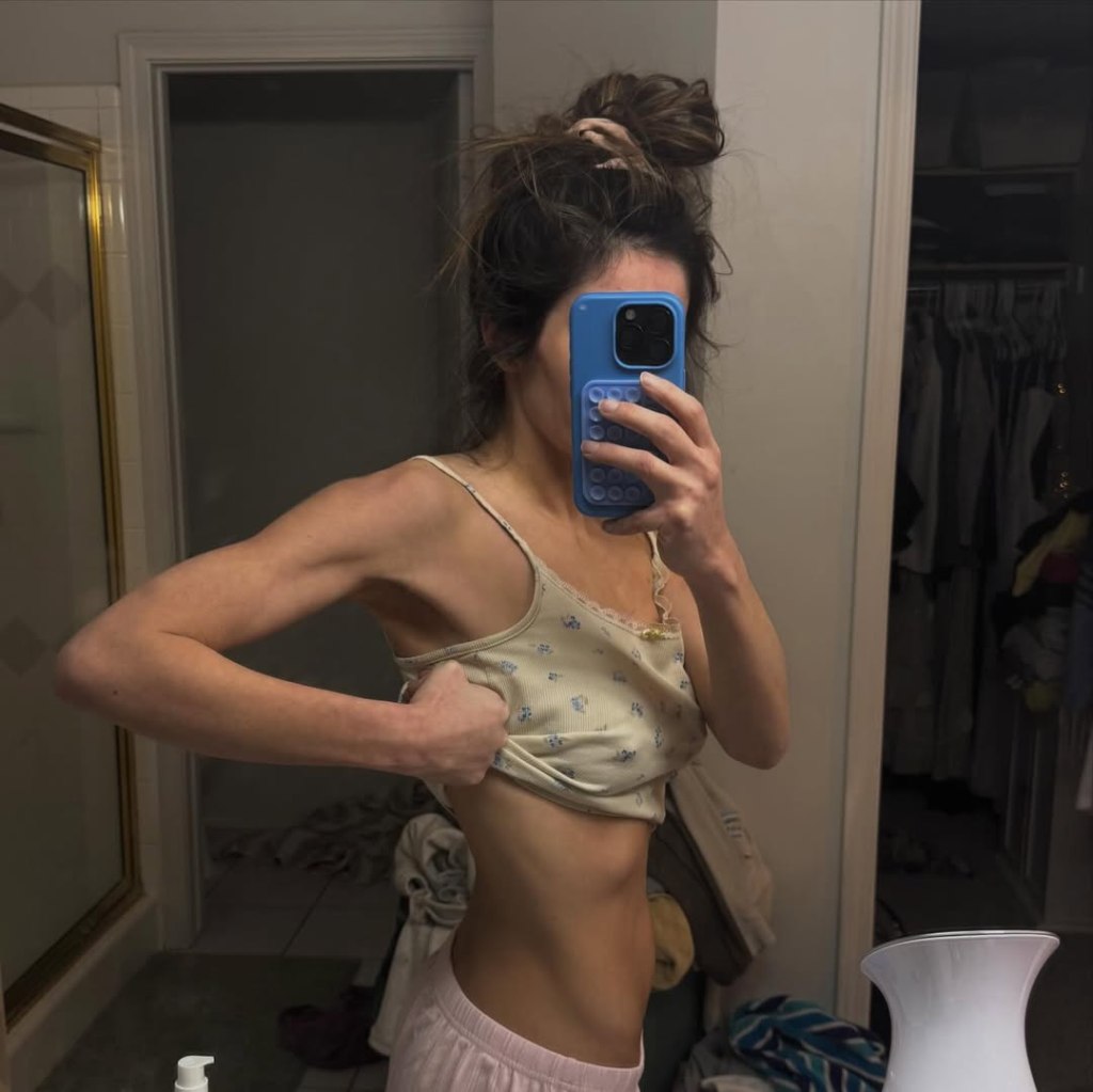 Taylor Frankie Paul showing her weight loss by lifting her top.