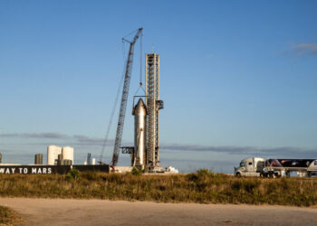 As the SpaceX Hype Machine Steamrolls Ahead, Wall Street Jumps Aboard