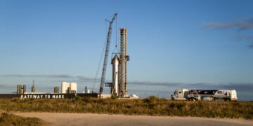 As the SpaceX Hype Machine Steamrolls Ahead, Wall Street Jumps Aboard