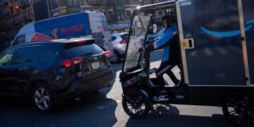 Delivery Vans Clogging the City’s Streets? Amazon Sees Hope in E-Bikes.