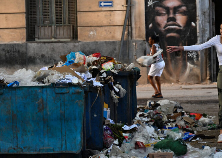 Even Havana’s Street Sweepers Can’t Escape the Trash