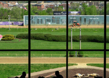 In a Quiet Corner of America, Greyhound Racing Hangs On. For Now.