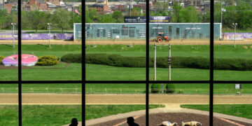 In a Quiet Corner of America, Greyhound Racing Hangs On. For Now.